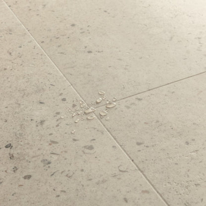 Pavimento in PVC ILLUME CEMENTO OSTRICA QUICK-STEP pietra con tonalità grigio chiaro consente di valorizzare ambienti luminosi e ordinati