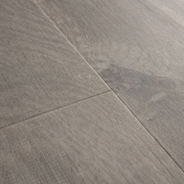 Pavimento in PVC BLOOM ROVERE COTONE GRIGIO MORBIDO QUICK-STEP superficie è protetta da Scratch & Stain Guard, che limita graffi, macchie e abrasioni