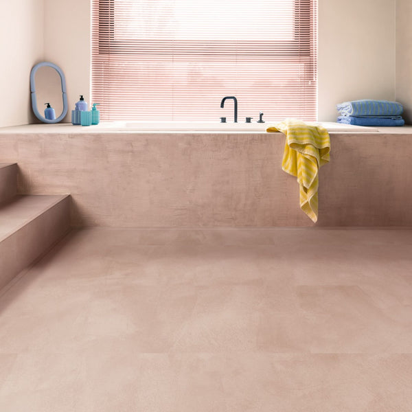 Pavimento in PVC ILLUME BLUSH SOFT QUICK-STEP tonalità rosa tenue con aspetto pietra delicato e contemporaneo