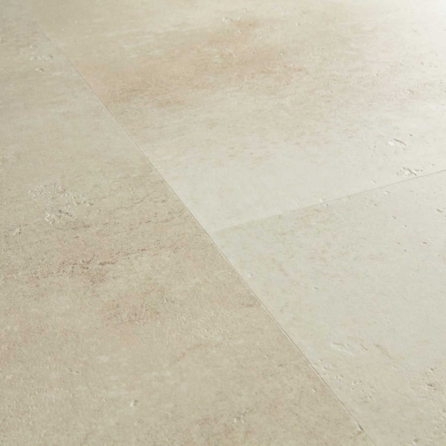 Pavimento in PVC ILLUME CEMENTO ARENARIA QUICK-STEP effetto pietra bisellatura naturale e garanzia a vita