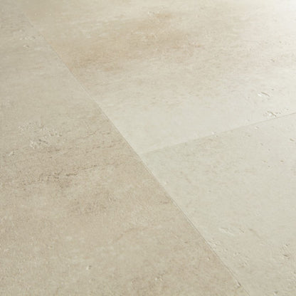 Pavimento in PVC ILLUME CEMENTO ARENARIA QUICK-STEP effetto pietra bisellatura naturale e garanzia a vita