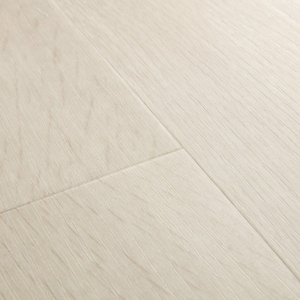 Pavimento in PVC BLOOM ROVERE DELLA BREZZA CHIARO QUICK-STEP tonalità grigio chiaro conferisce luminosità agli ambienti