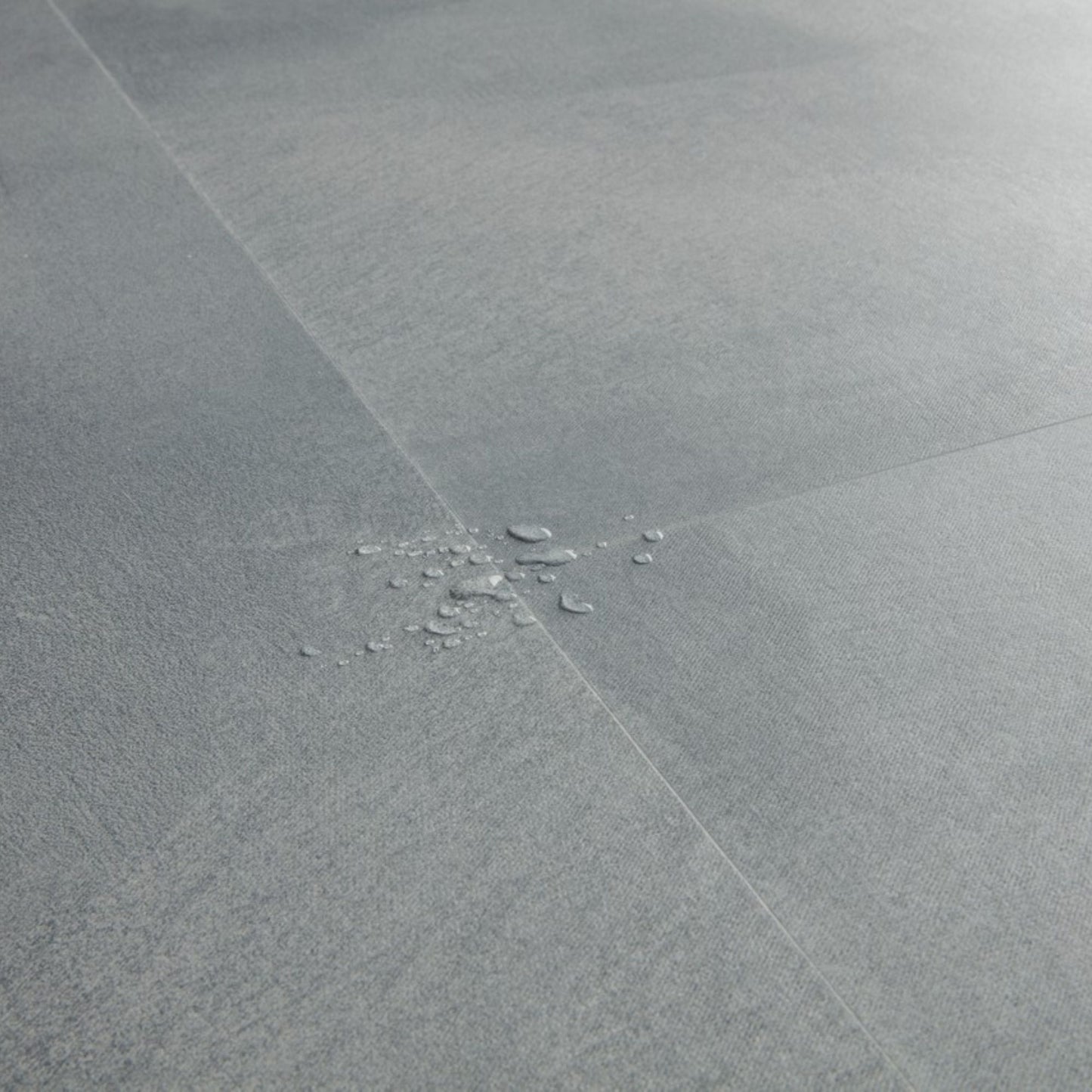 Pavimento in PVC ILLUME AZZURRO SOFT QUICK-STEP effetto pietra con piastrella media impermeabile e posa Uniclic