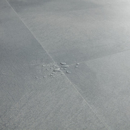 Pavimento in PVC ILLUME AZZURRO SOFT QUICK-STEP effetto pietra con piastrella media impermeabile e posa Uniclic