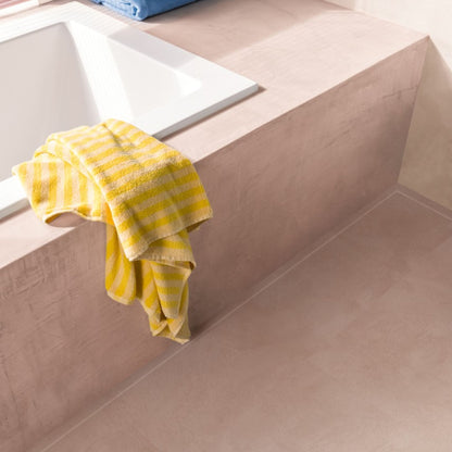 Pavimento in PVC ILLUME BLUSH SOFT QUICK-STEP tonalità rosa tenue con aspetto pietra delicato e contemporaneo