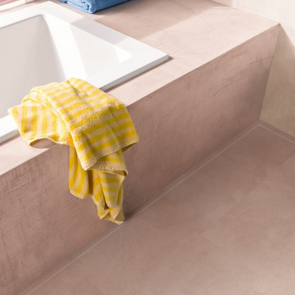 Pavimento in PVC ILLUME BLUSH SOFT QUICK-STEP tonalità rosa tenue con aspetto pietra delicato e contemporaneo