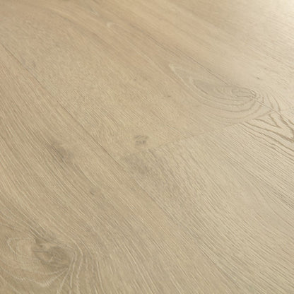 Pavimento in Laminato CLASSIC ROVERE SABBIA GREIGE QUICK-STEP impermeabile al 100% con sistema Uniclic, classe 32 e compatibilità con riscaldamento a pavimento