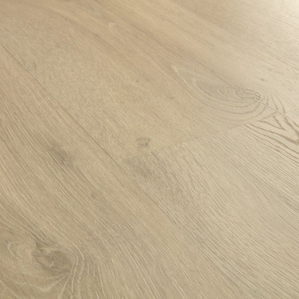 Pavimento in Laminato CLASSIC ROVERE SABBIA GREIGE QUICK-STEP impermeabile al 100% con sistema Uniclic, classe 32 e compatibilità con riscaldamento a pavimento