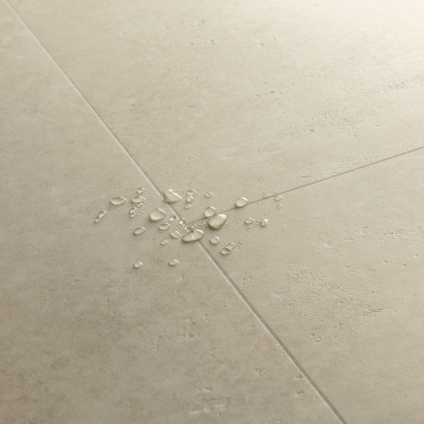 Pavimento in PVC ILLUME CEMENTO ARENARIA QUICK-STEP effetto pietra bisellatura naturale e garanzia a vita