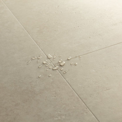 Pavimento in PVC ILLUME CEMENTO ARENARIA QUICK-STEP effetto pietra bisellatura naturale e garanzia a vita