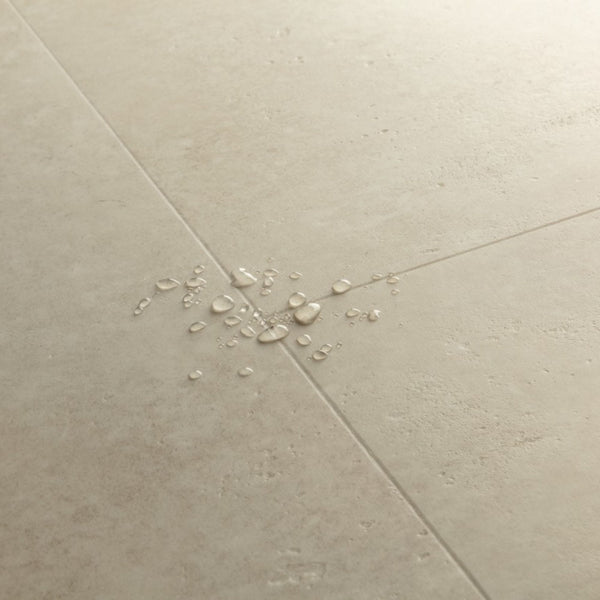 Pavimento in PVC ILLUME CEMENTO ARENARIA QUICK-STEP effetto pietra bisellatura naturale e garanzia a vita