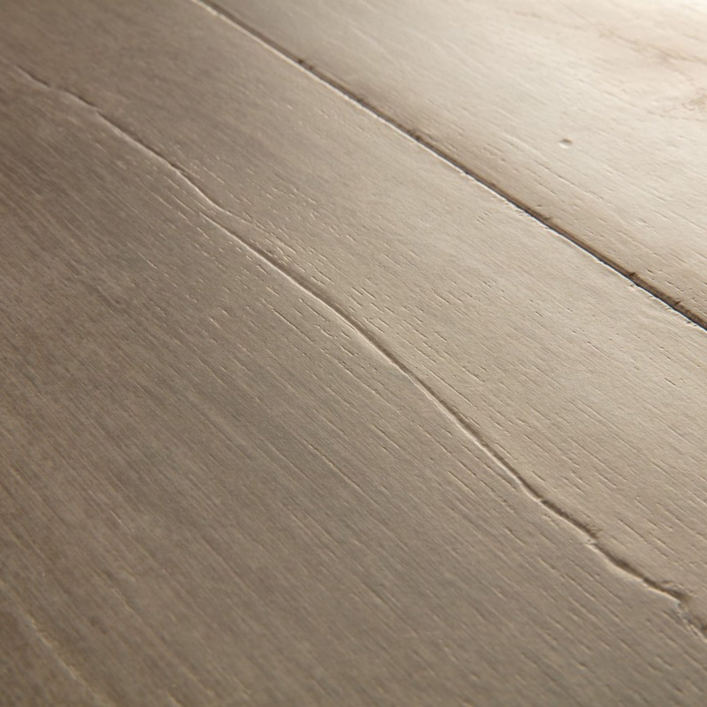 Pavimento in Laminato CAPTURE ROVERE PATINA MARRONE QUICK-STEP riproduce una venatura lignea profonda con una resa visiva naturale