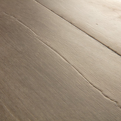 Pavimento in Laminato CAPTURE ROVERE PATINA MARRONE QUICK-STEP riproduce una venatura lignea profonda con una resa visiva naturale