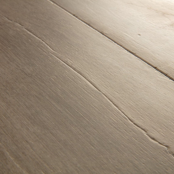 Pavimento in Laminato CAPTURE ROVERE PATINA MARRONE QUICK-STEP riproduce una venatura lignea profonda con una resa visiva naturale