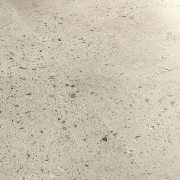 Pavimento in PVC ILLUME CEMENTO OSTRICA QUICK-STEP pietra con tonalità grigio chiaro consente di valorizzare ambienti luminosi e ordinati