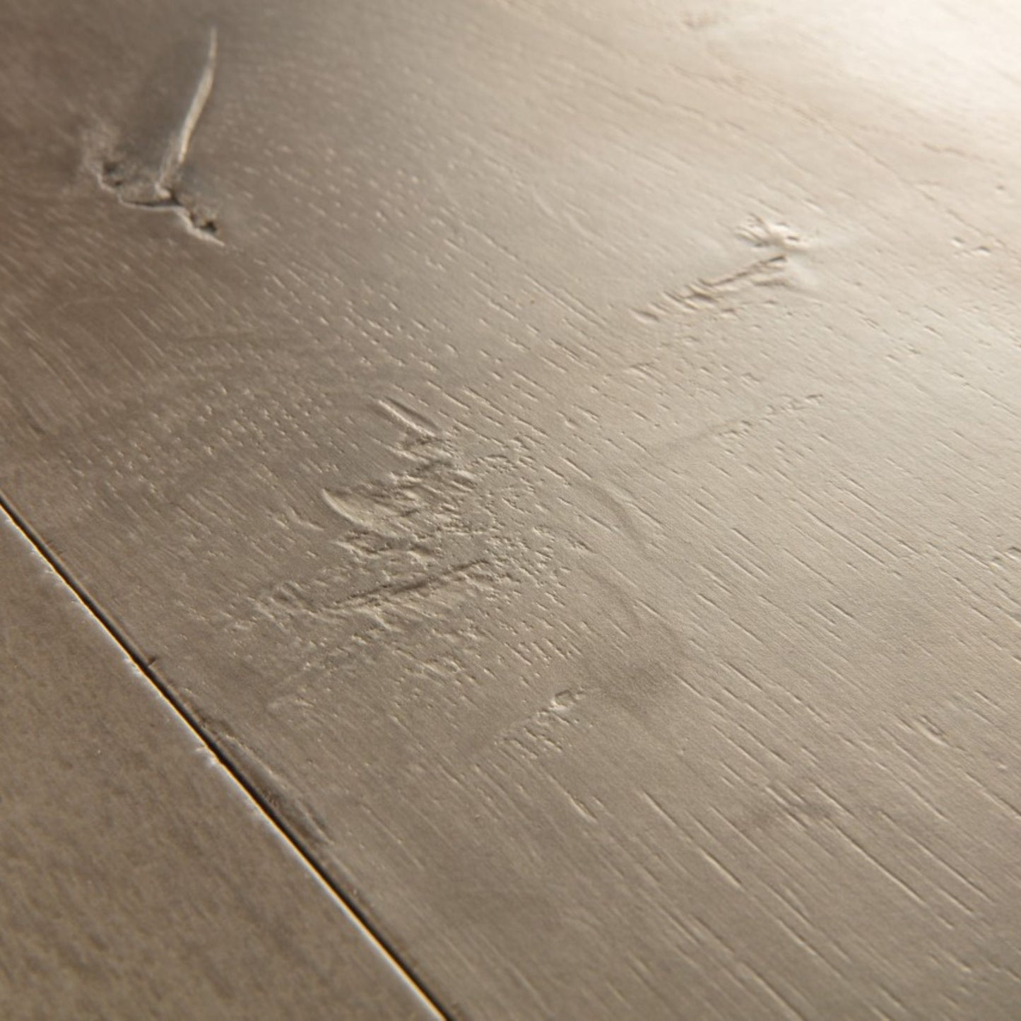 Pavimento in Laminato CAPTURE ROVERE PATINA MARRONE QUICK-STEP riproduce una venatura lignea profonda con una resa visiva naturale