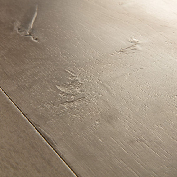 Pavimento in Laminato CAPTURE ROVERE PATINA MARRONE QUICK-STEP riproduce una venatura lignea profonda con una resa visiva naturale