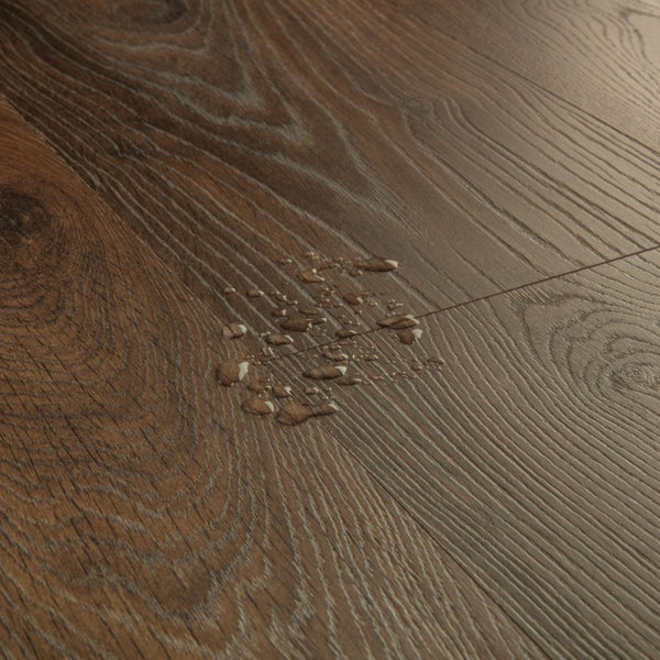 Pavimento in Laminato CLASSIC ROVERE NOCCIOLA QUICK-STEP impermeabile con bisellatura a stampa classe 32
