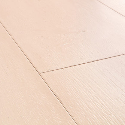 Pavimento in Laminato CAPTURE ROVERE TINTO ROSATO QUICK-STEP è pensato per ambienti che richiedono una tonalità calda ma controllata