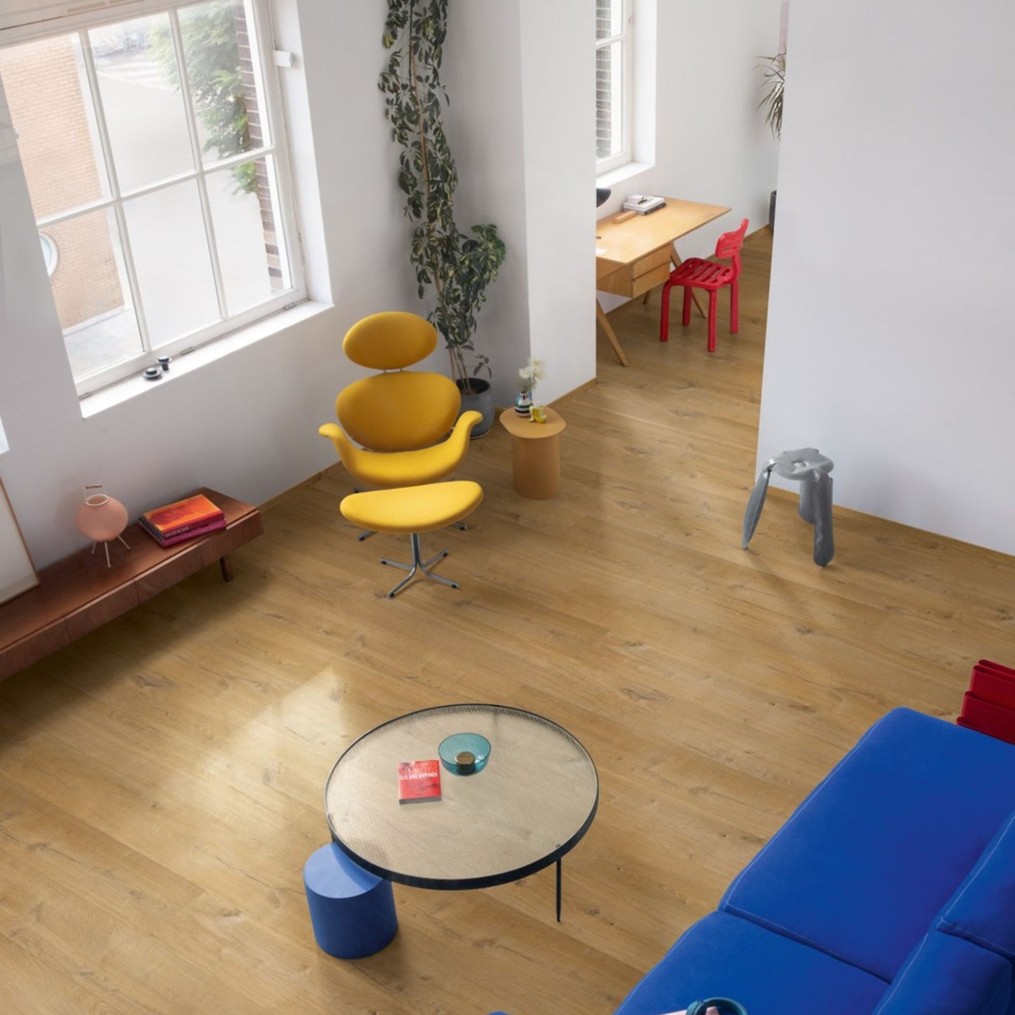Pavimento in PVC BLOOM ROVERE COTONE PROFONDO QUICK-STEP studiata per integrarsi in ambienti residenziali moderni e tradizionali
