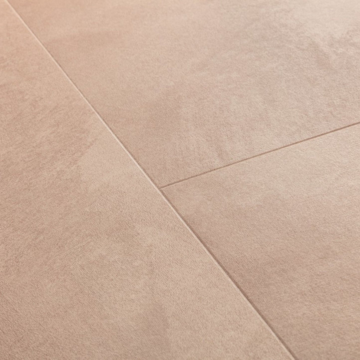 Pavimento in PVC ILLUME BLUSH SOFT QUICK-STEP tonalità rosa tenue con aspetto pietra delicato e contemporaneo