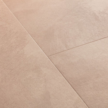 Pavimento in PVC ILLUME BLUSH SOFT QUICK-STEP tonalità rosa tenue con aspetto pietra delicato e contemporaneo