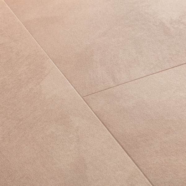 Pavimento in PVC ILLUME BLUSH SOFT QUICK-STEP tonalità rosa tenue con aspetto pietra delicato e contemporaneo