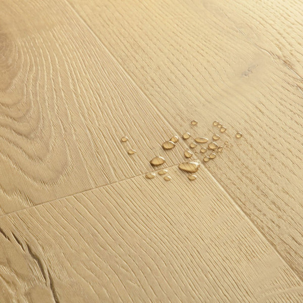 Pavimento in PVC BLOOM ROVERE SPAZZOLATO BEIGE QUICK-STEP è progettata per garantire stabilità nel tempo