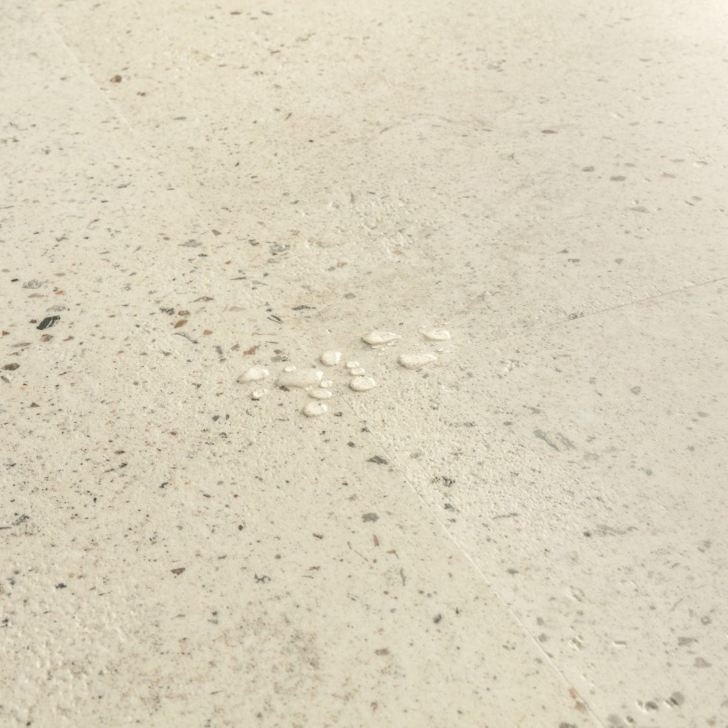 Pavimento in PVC ILLUME CEMENTO GHIAIA QUICK-STEP pietra con finitura cemento tonalità beige crea ambienti luminosi e continui