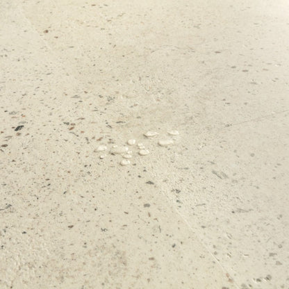 Pavimento in PVC ILLUME CEMENTO GHIAIA QUICK-STEP pietra con finitura cemento tonalità beige crea ambienti luminosi e continui