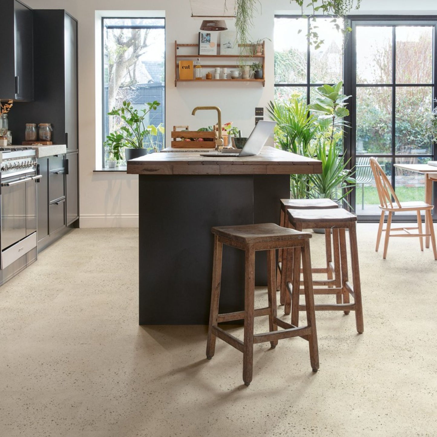 Pavimento in PVC ILLUME CEMENTO GHIAIA QUICK-STEP pietra con finitura cemento tonalità beige crea ambienti luminosi e continui