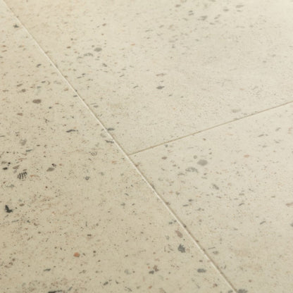 Pavimento in PVC ILLUME CEMENTO GHIAIA QUICK-STEP pietra con finitura cemento tonalità beige crea ambienti luminosi e continui