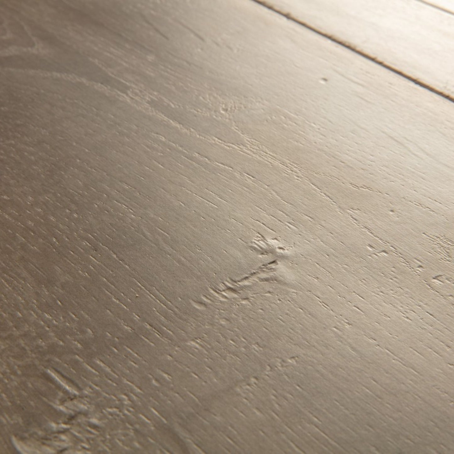 Pavimento in Laminato CAPTURE ROVERE PATINA MARRONE QUICK-STEP riproduce una venatura lignea profonda con una resa visiva naturale