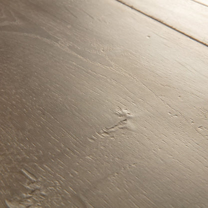 Pavimento in Laminato CAPTURE ROVERE PATINA MARRONE QUICK-STEP riproduce una venatura lignea profonda con una resa visiva naturale