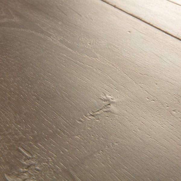 Pavimento in Laminato CAPTURE ROVERE PATINA MARRONE QUICK-STEP riproduce una venatura lignea profonda con una resa visiva naturale