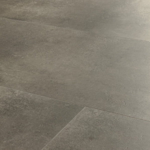 Pavimento in PVC ILLUME CEMENTO NUVOLATO QUICK-STEP effetto cemento nuvolato impermeabile, materassino integrato e garanzia residenziale a vita