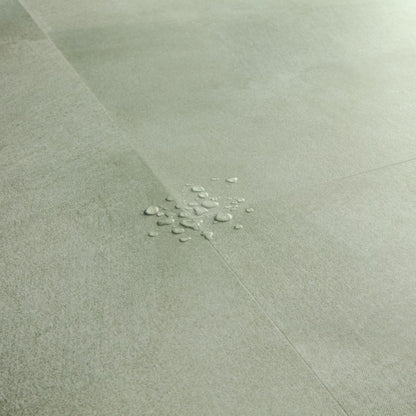 Pavimento in PVC ILLUME VERDE SOFT QUICK-STEP finitura effetto pietra con bisellatura naturale