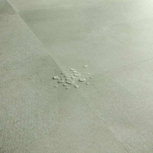 Pavimento in PVC ILLUME VERDE SOFT QUICK-STEP finitura effetto pietra con bisellatura naturale