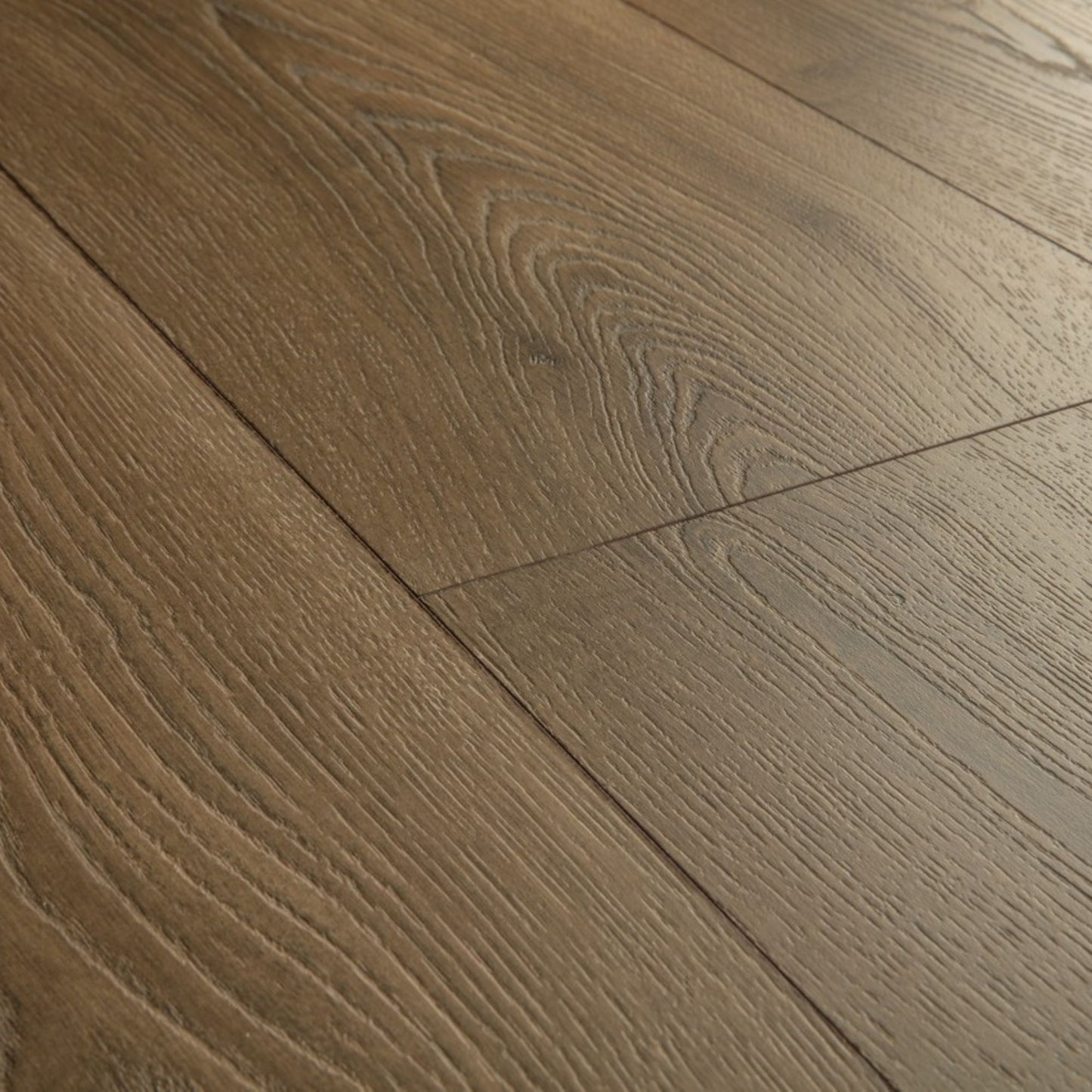 Pavimento in Laminato CLASSIC ROVERE CALDO QUICK-STEP impermeabile con bisellatura a stampa e sistema Uniclic compatibile con riscaldamento a pavimento