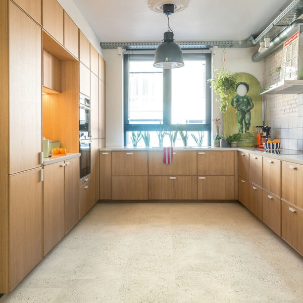 Pavimento in PVC ILLUME CEMENTO GHIAIA QUICK-STEP pietra con finitura cemento tonalità beige crea ambienti luminosi e continui