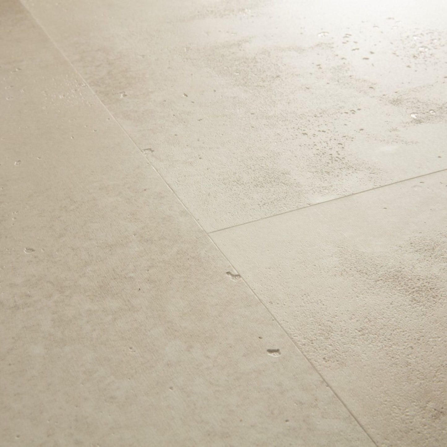 Pavimento in PVC ILLUME CEMENTO ARENARIA QUICK-STEP effetto pietra bisellatura naturale e garanzia a vita