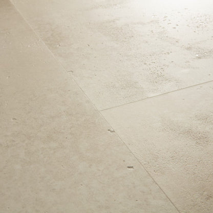 Pavimento in PVC ILLUME CEMENTO ARENARIA QUICK-STEP effetto pietra bisellatura naturale e garanzia a vita