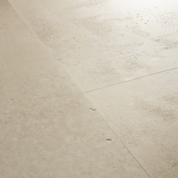 Pavimento in PVC ILLUME CEMENTO ARENARIA QUICK-STEP effetto pietra bisellatura naturale e garanzia a vita