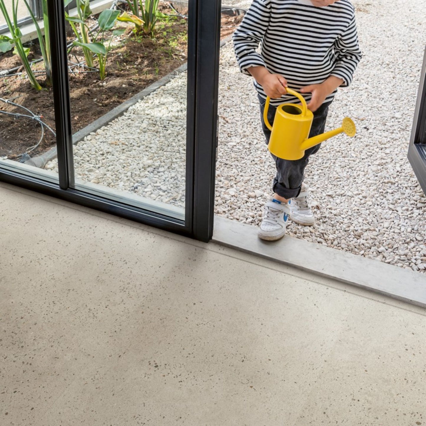 Pavimento in PVC ILLUME CEMENTO OSTRICA QUICK-STEP pietra con tonalità grigio chiaro consente di valorizzare ambienti luminosi e ordinati