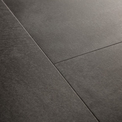 Pavimento in PVC ILLUME GRIGIO SOFT QUICK-STEP effetto pietra realistica, impermeabilità totale e posa Uniclic
