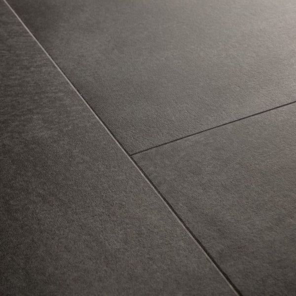 Pavimento in PVC ILLUME GRIGIO SOFT QUICK-STEP effetto pietra realistica, impermeabilità totale e posa Uniclic