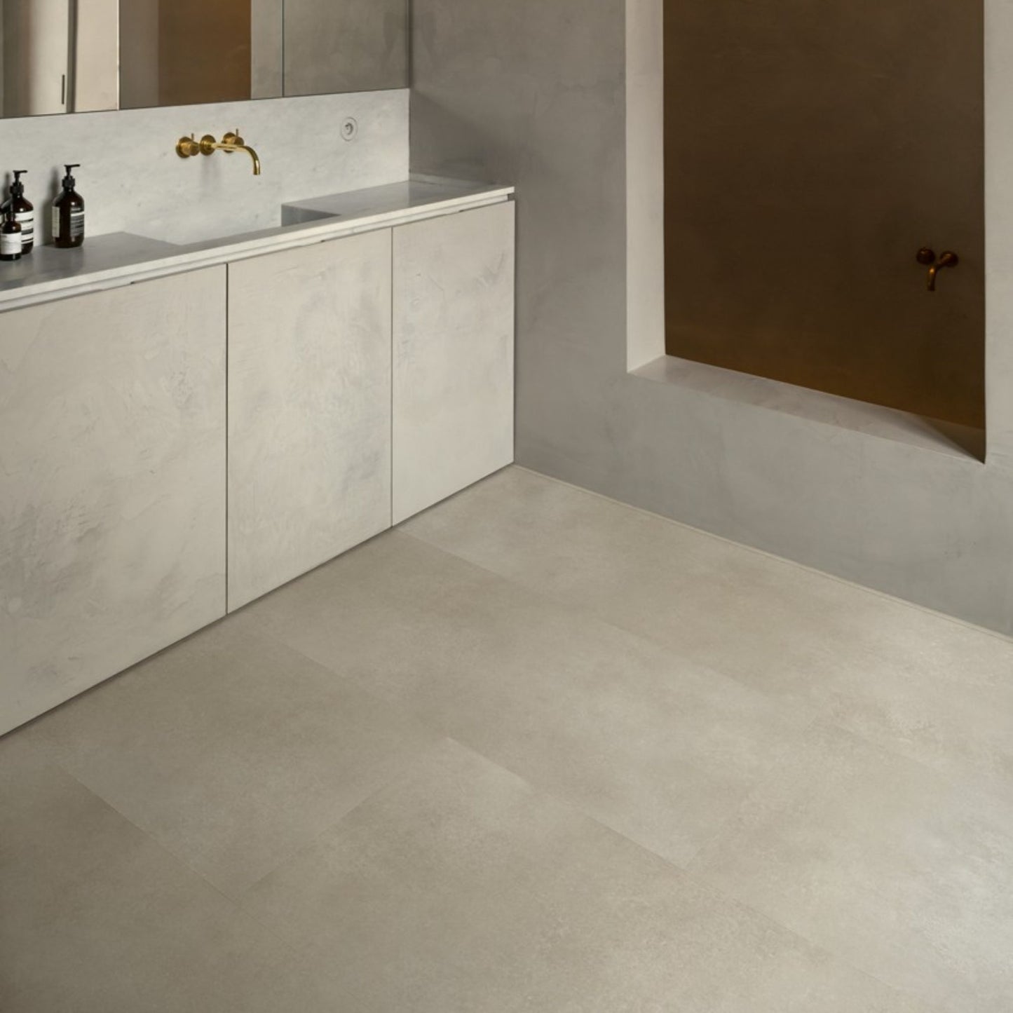 Pavimento in PVC ILLUME CEMENTO ARENARIA QUICK-STEP effetto pietra bisellatura naturale e garanzia a vita