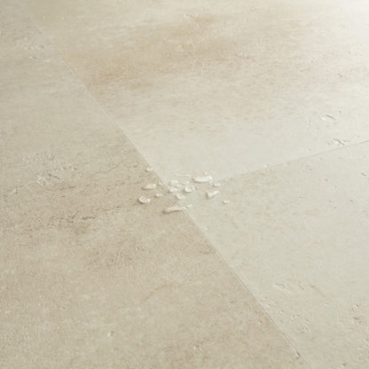 Pavimento in PVC ILLUME CEMENTO ARENARIA QUICK-STEP effetto pietra bisellatura naturale e garanzia a vita