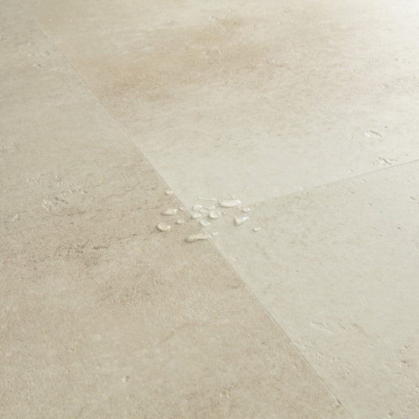 Pavimento in PVC ILLUME CEMENTO ARENARIA QUICK-STEP effetto pietra bisellatura naturale e garanzia a vita