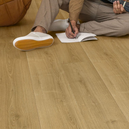 Pavimento in Laminato CAPTURE ROVERE SPAZZOLATO NATURALE CALDO QUICK-STEP per chi desidera un effetto legno credibile, facilmente integrabile in diversi stili di arredamento